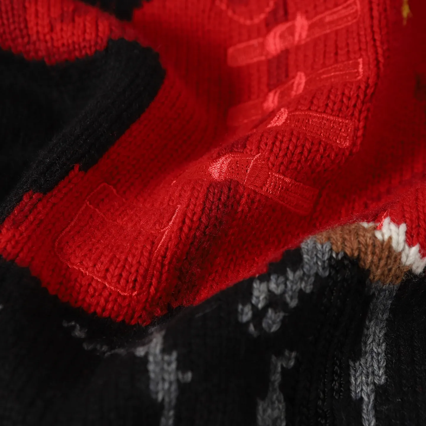 P470 [Wool] Original high-end quality Ralph lauren pol* 2026 early spring latest series! New Year's limited edition bear embroidered sweater, wool blend, soft and comfortable, super warm in autumn and winter! The little bear is wearing a red buttoned jacket and holding a red envelope. It is full of details and full of festive atmosphere. The classic round neck design is casual and versatile, and can be easily worn by both men and women. It is suitable for holiday gifts or daily wear. Exquisite craftsmanship + interesting design make it easy to create a festive look ✨. 3️⃣Personal color! S-M-L3️⃣ code!